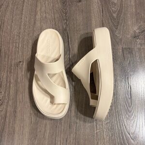 CROCS Getaway Platform Toe Loop Cream Sandals Women’s size 8